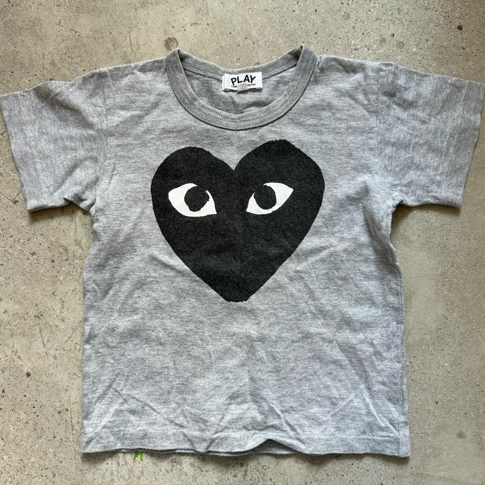 NWOT Comme des Garcons PLAY Gray Tee with Black Heart kids size 4